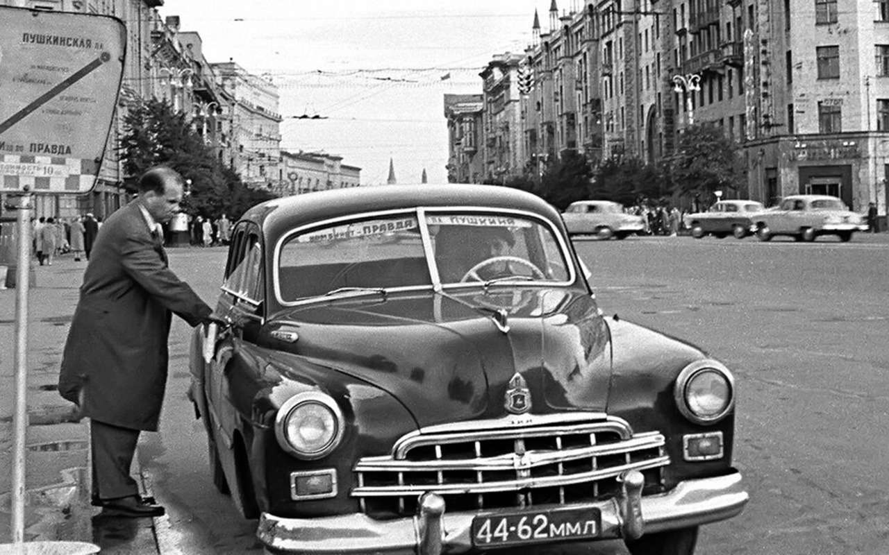 ГАЗ‑12А с упрощенной отделкой салона работал в такси. Проезд стоил дороже, чем в Победе, зато можно было ехать аж вшестером!