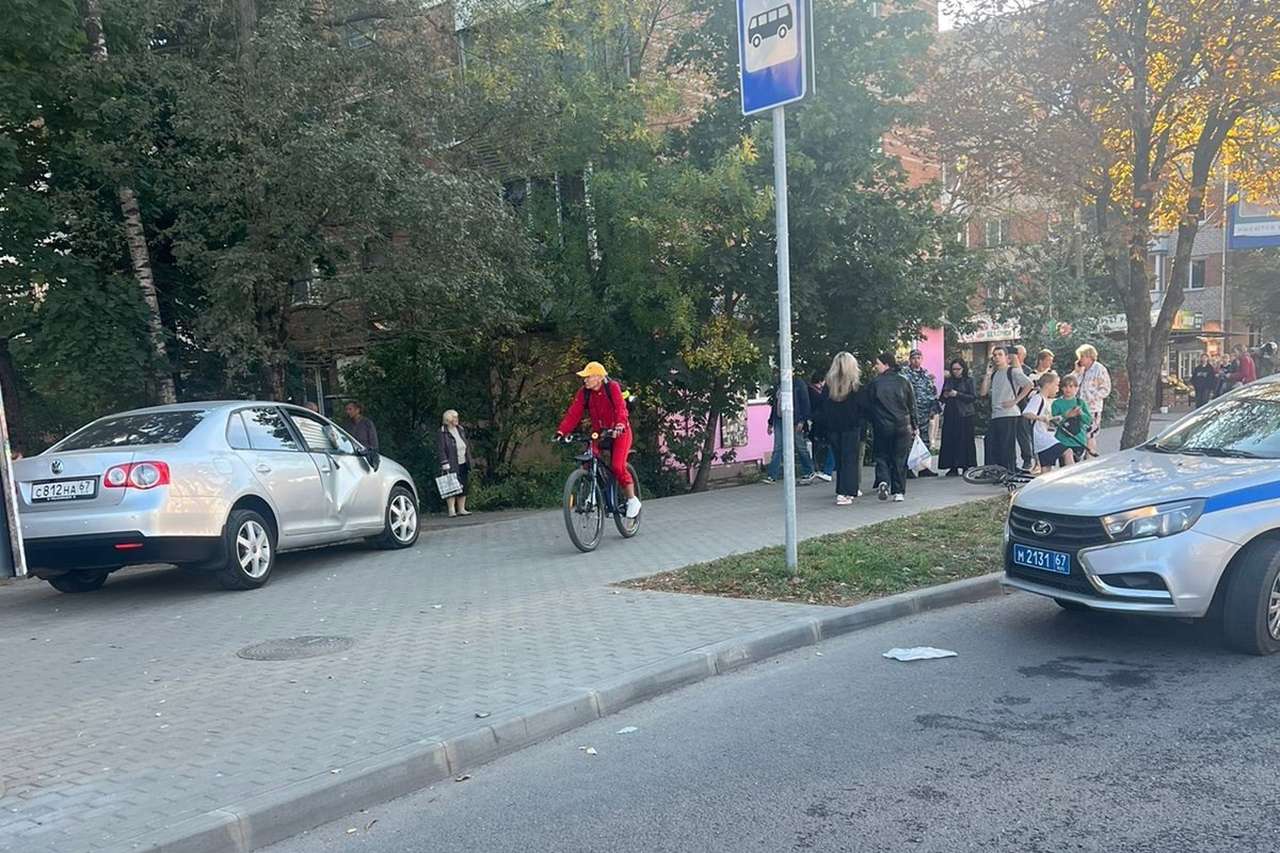 В Смоленске автомобиль влетел в остановку с людьми