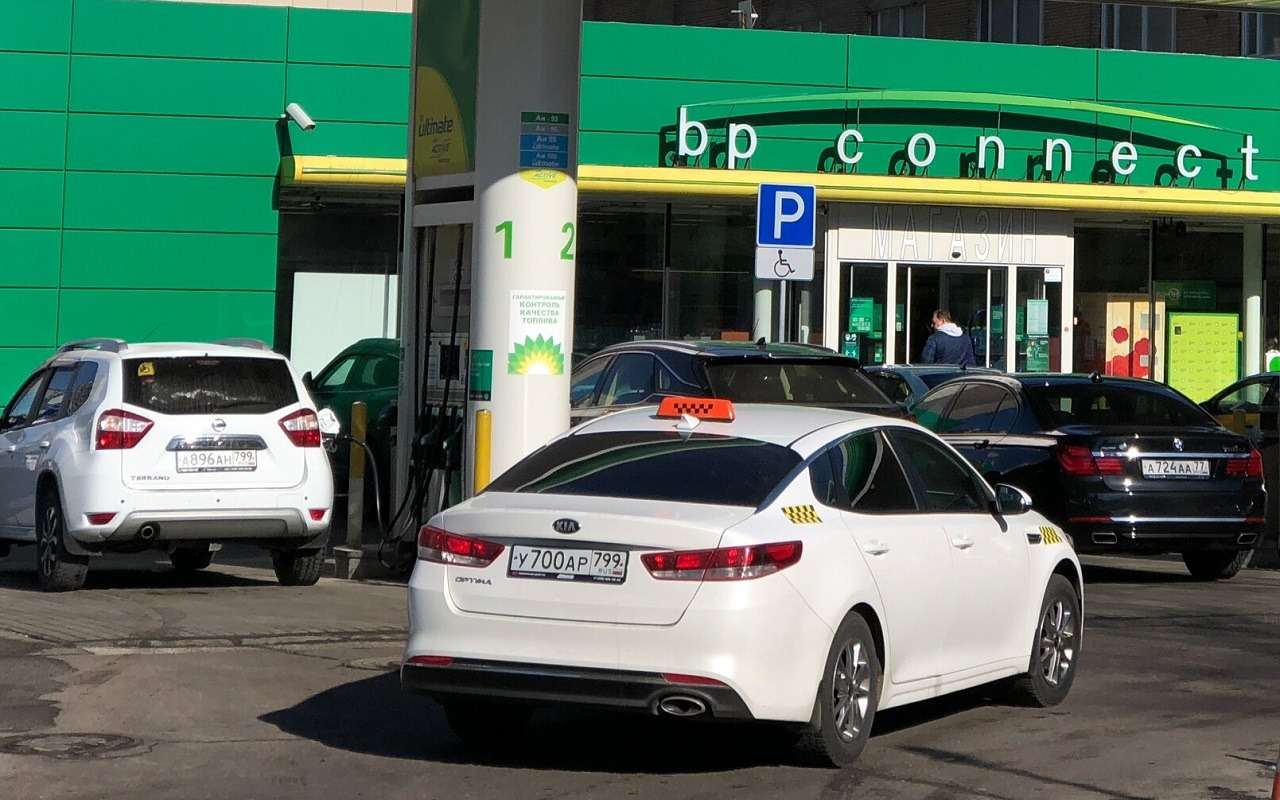 Не любите очереди на АЗС? Мы знаем время, когда их там точно не бывает