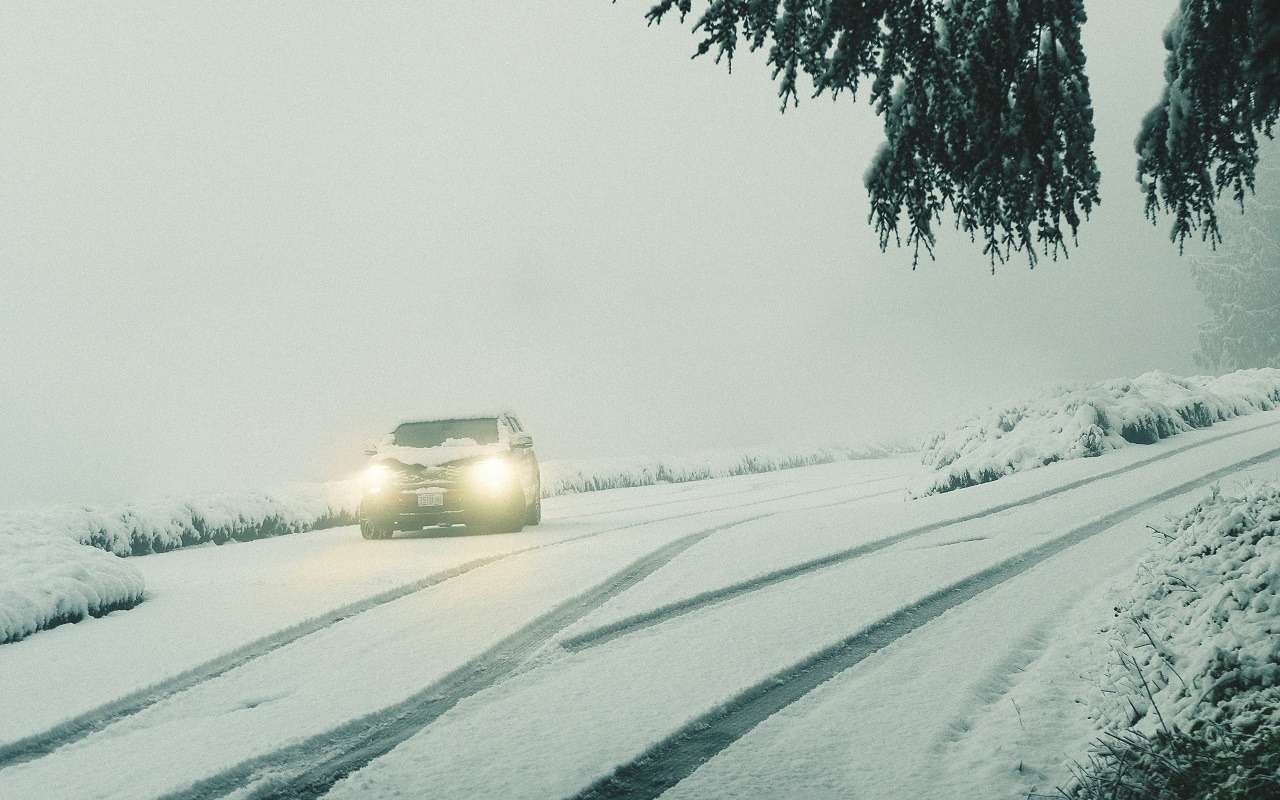 Из сугроба на трассу — эти советы помогут самостоятельно вытащить машину зимой