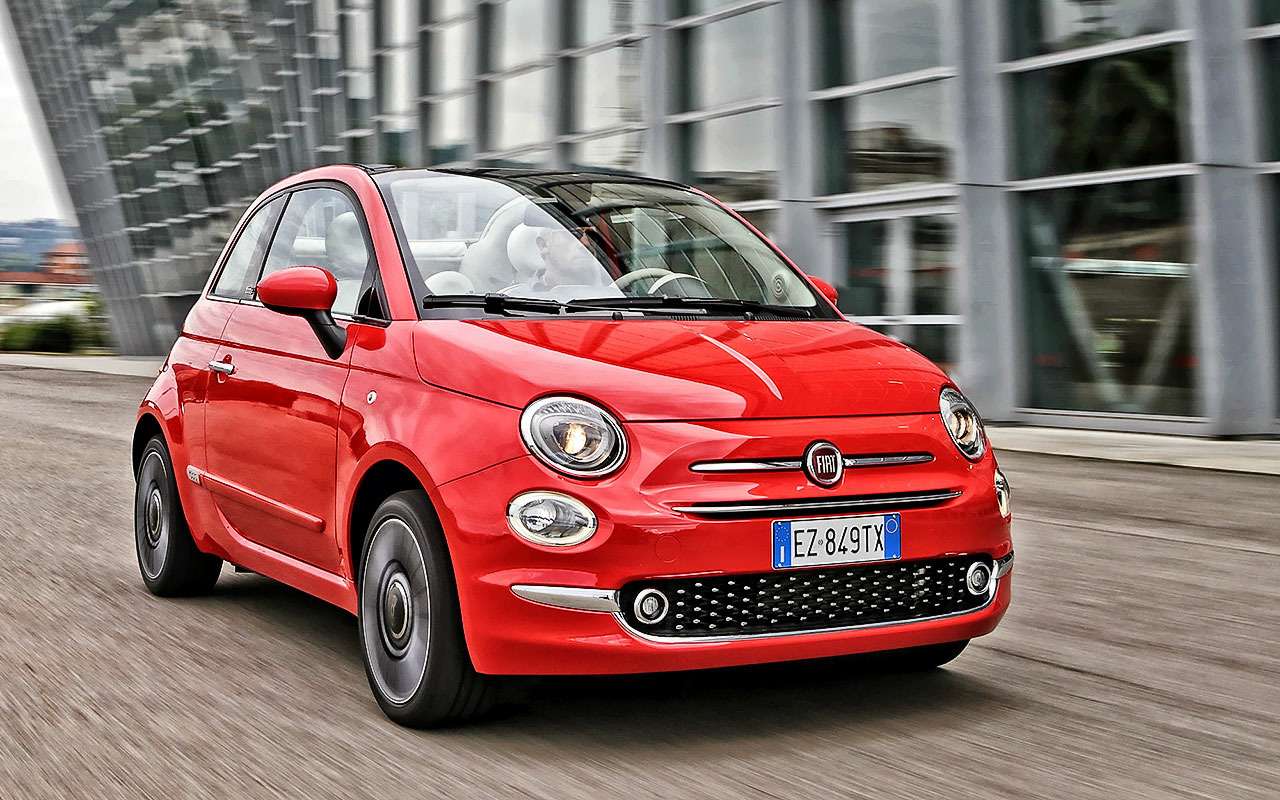 Второе поколение FIAT 500 (длина 3546 мм) успело стать культовым автомобилем, без которого сложно себе представить улочки Рима, Парижа или Неаполя. Выполненный в стилистике «пятисотки» середины прошлого века автомобильчик предлагается в виде обычного трехдверного хэтчбека либо кабриолета, который, впрочем, в Россию не поставляется. Из-за специфической формы кузова с комфортом усядутся только передние седоки. Задним катастрофически не хватает места по высоте, да и коленям тесно. Впрочем, многочисленных поклонников модели подобные мелочи не останавливают. В Европе этот FIAT доступен с широкой гаммой двигателей. У нас же выбора нет – предлагается только 1,4-литровый 100-сильный атмосферник.