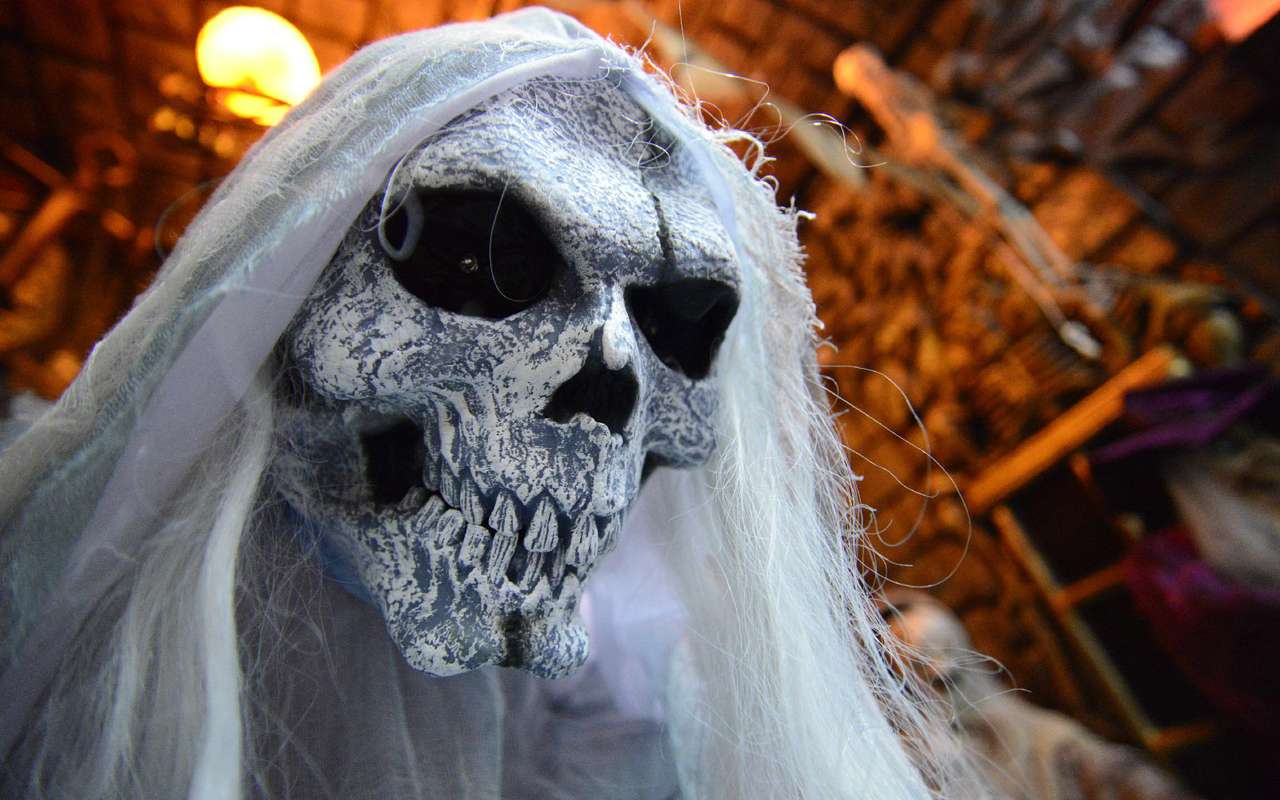 Выходящая на дорогу белая невеста-призрак внушает российским автомобилистам чуть меньший ужас, чем сотрудники ГИБДД.