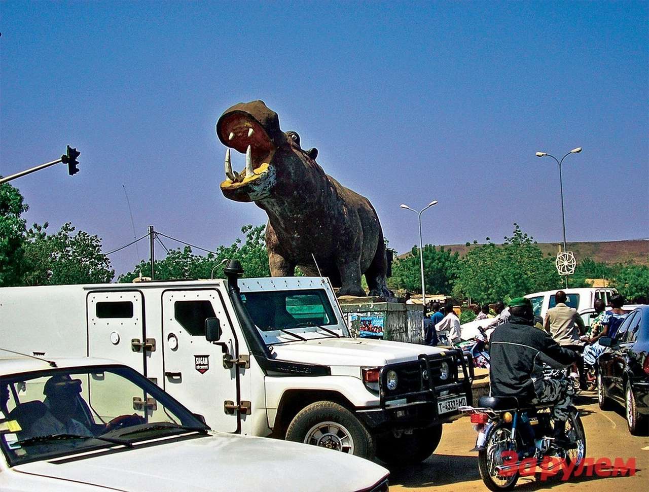 Бамако, столица Мали. Экзотический перекресток.