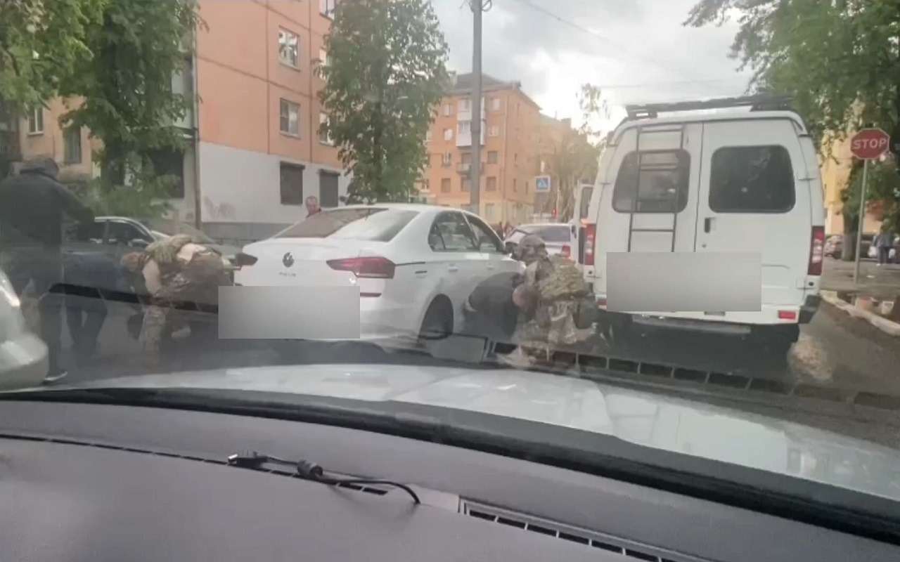 В Твери задержали двух мужчин, пытавшихся сбыть почти килограмм героина
