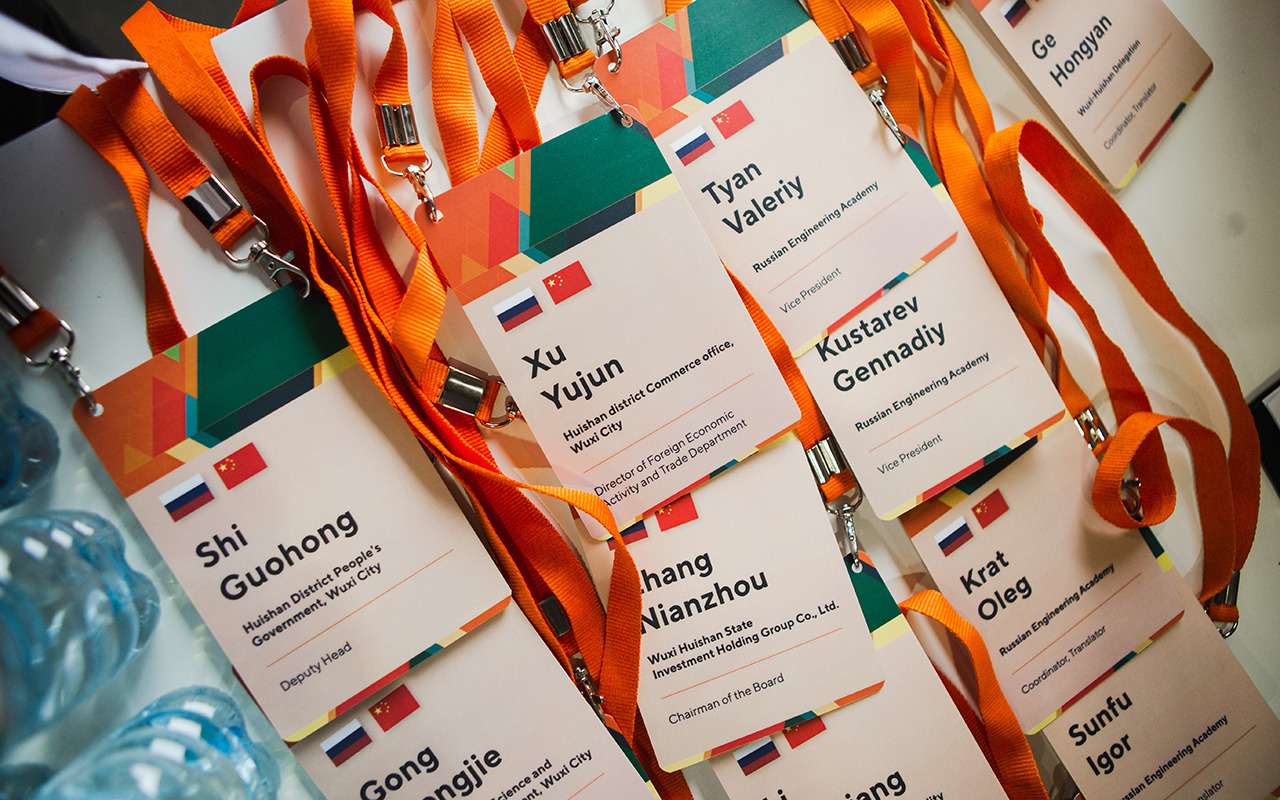 Завод по выпуску коммунальной техники посетила делегация из Китая