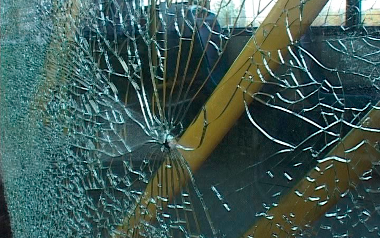 Герои в кино прячутся за машиной от пуль — так можно? Эксперт объяснил