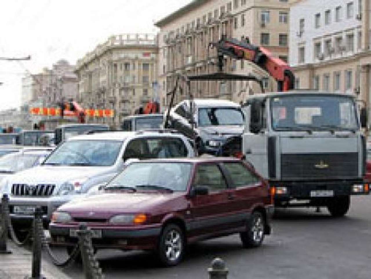 Московские власти вновь наступают на грабли платной эвакуации