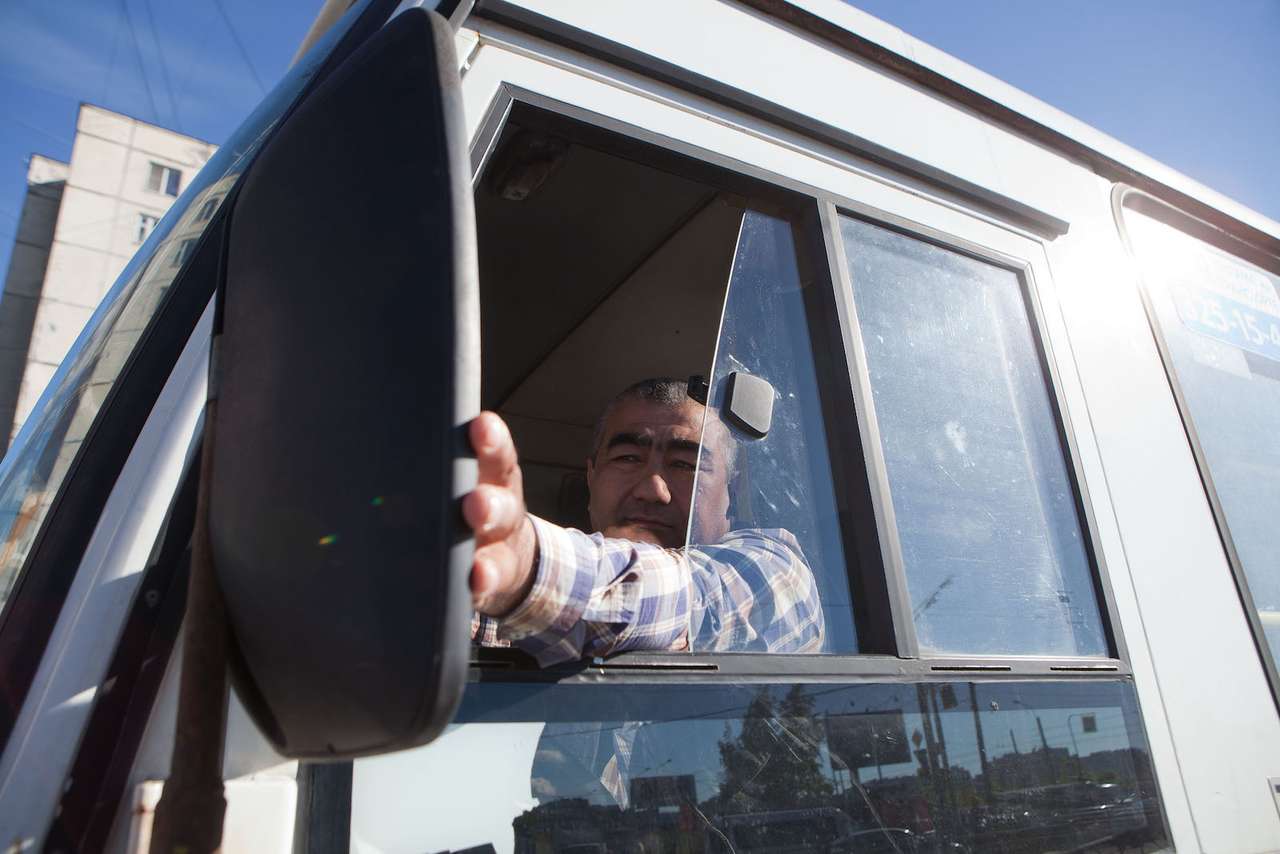 Водители-гастарбайтеры: кто теперь будет за рулем маршруток и такси