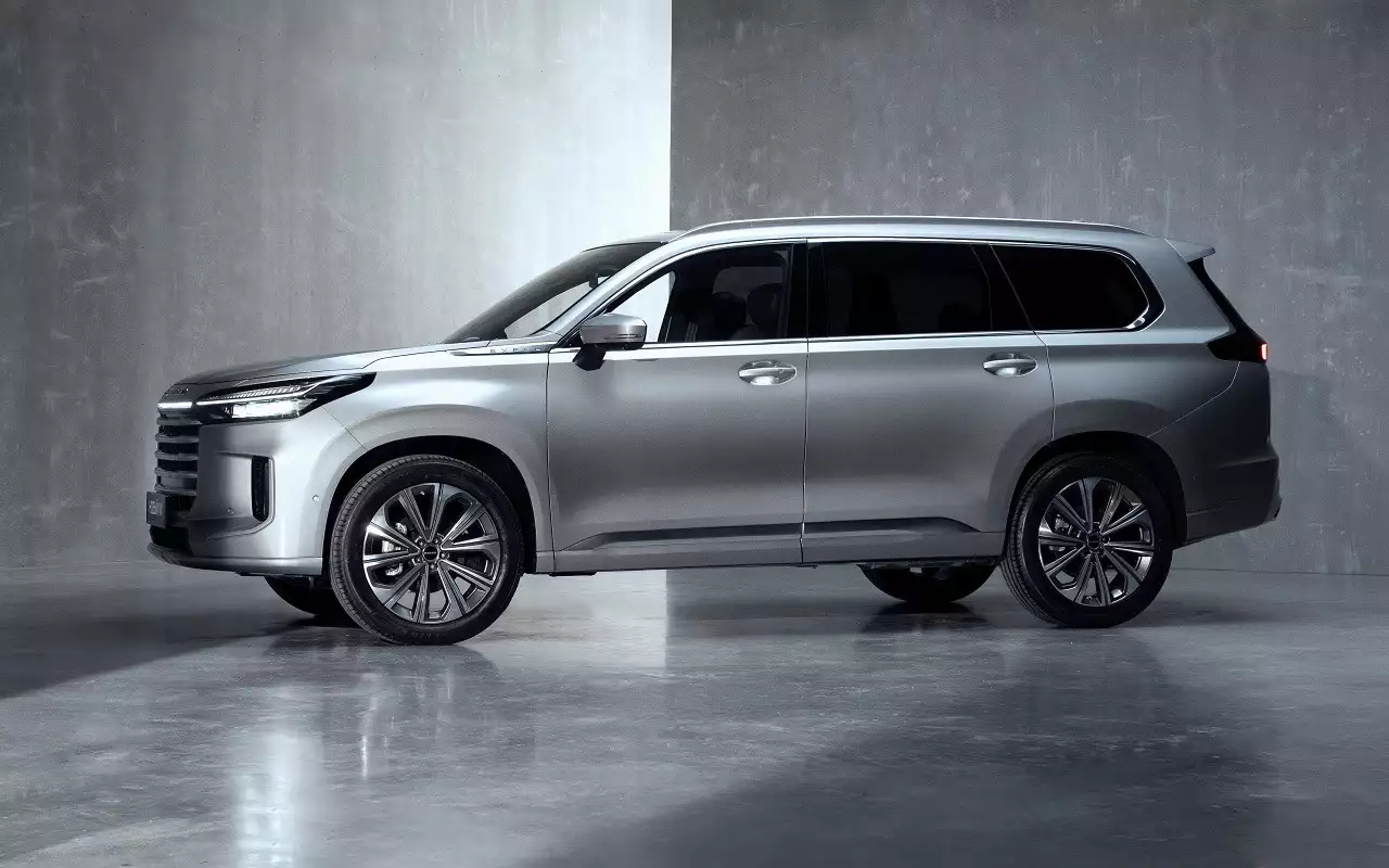 Флагманские внедорожники начали предлагать с выгодой в миллион рублей