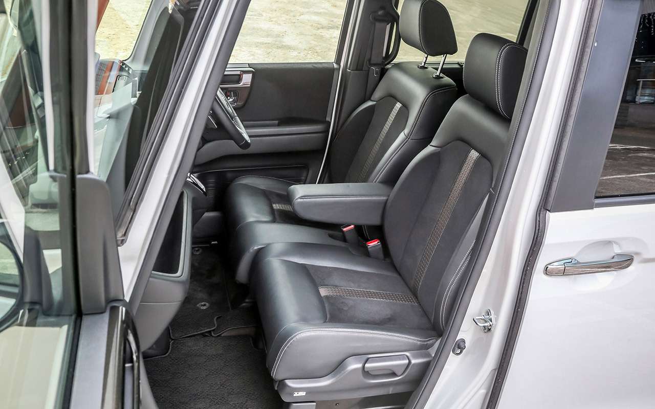 Передние сиденья образуют диван: можно перемещаться по салону, не выходя из машины.