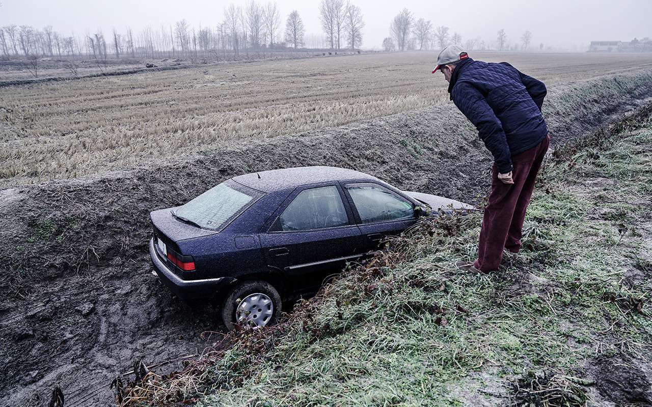Пьяного водителя спас из канавы другой пьяный водитель