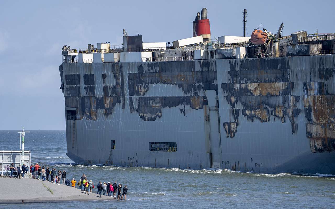 Огромный корабль с тысячами машин: что с ним стало после пожара?