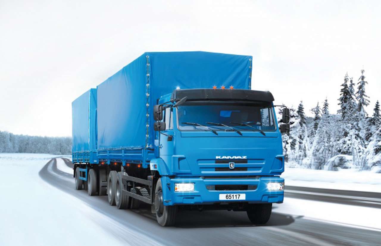 Продажи грузовиков в России просели почти на треть