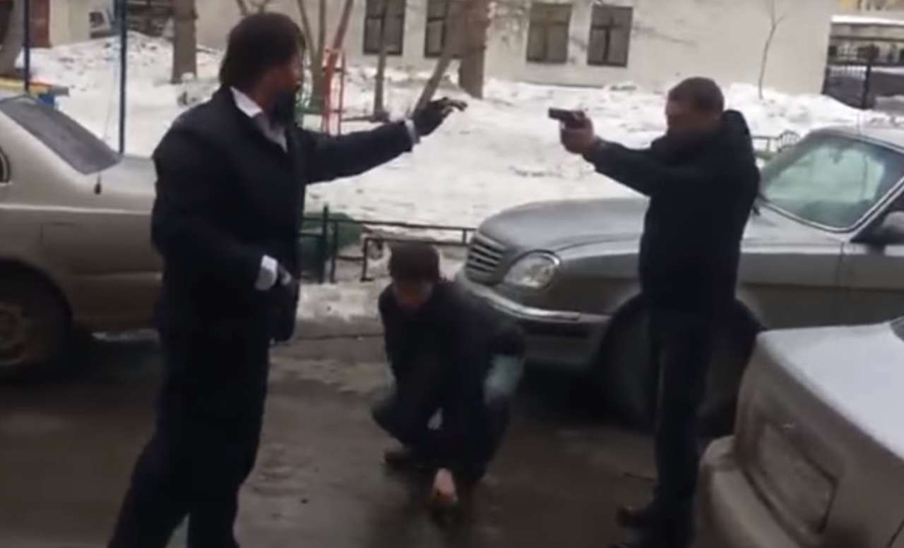 Перестрелка с «Белым царем» на парковке. Начало