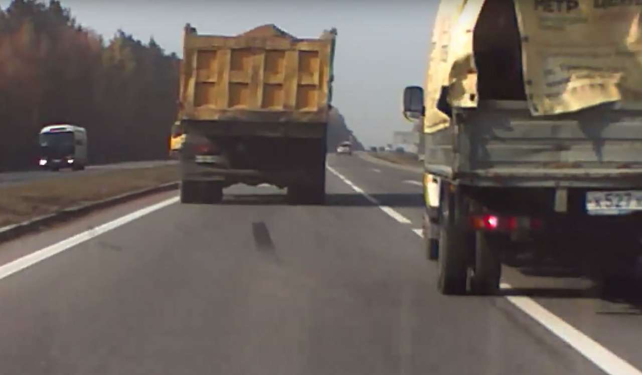 Избежать столкновения с фурой удалось лишь чудом (ВИДЕО)