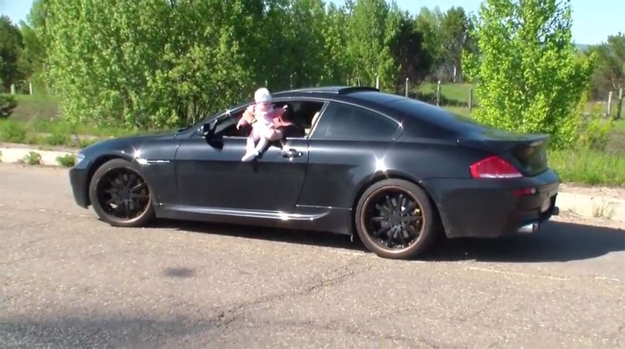 Житель Красноярского края устроил заезд, высунув в окно машины младенца