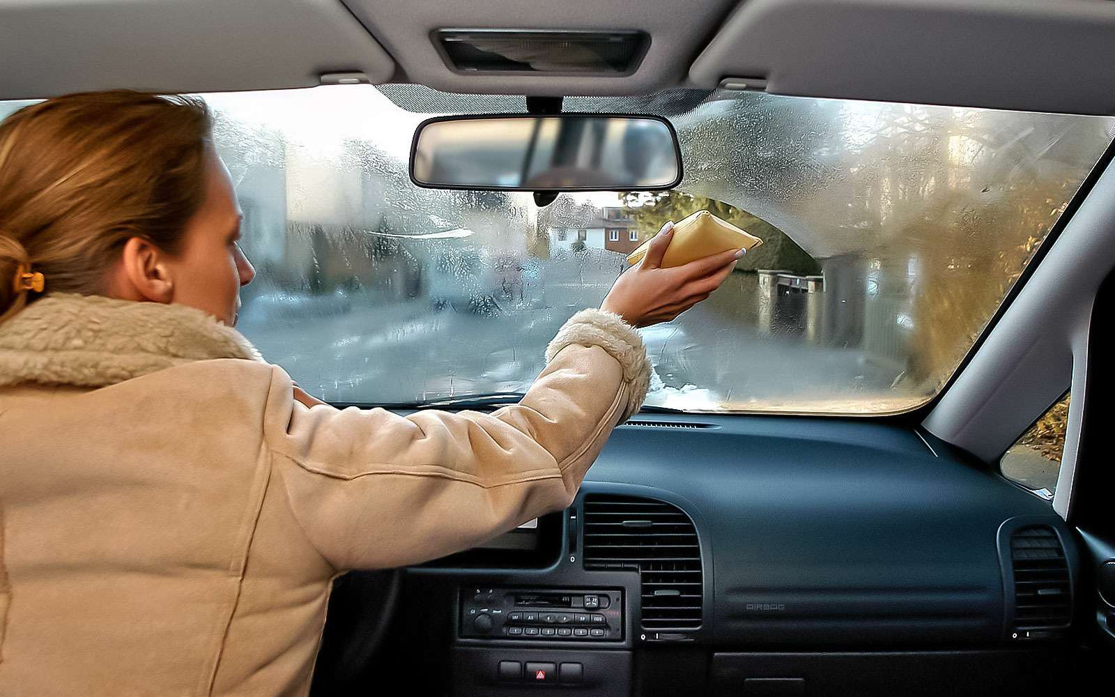 Вода для лобового стекла. Сырость в салоне автомобиля. Лобовое стекло внутри машины. Лобовое окно машины. Окно машины изнутри.