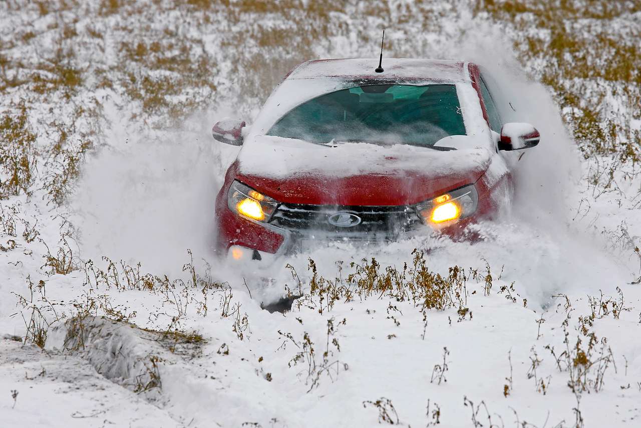 Застряли в сугробе? Эксперт рассказал, как быстро выбраться