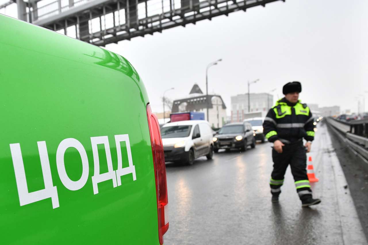 Водитель ЦОДД снес комплекс фиксации об ограничитель на дороге. Реакция соцсетей