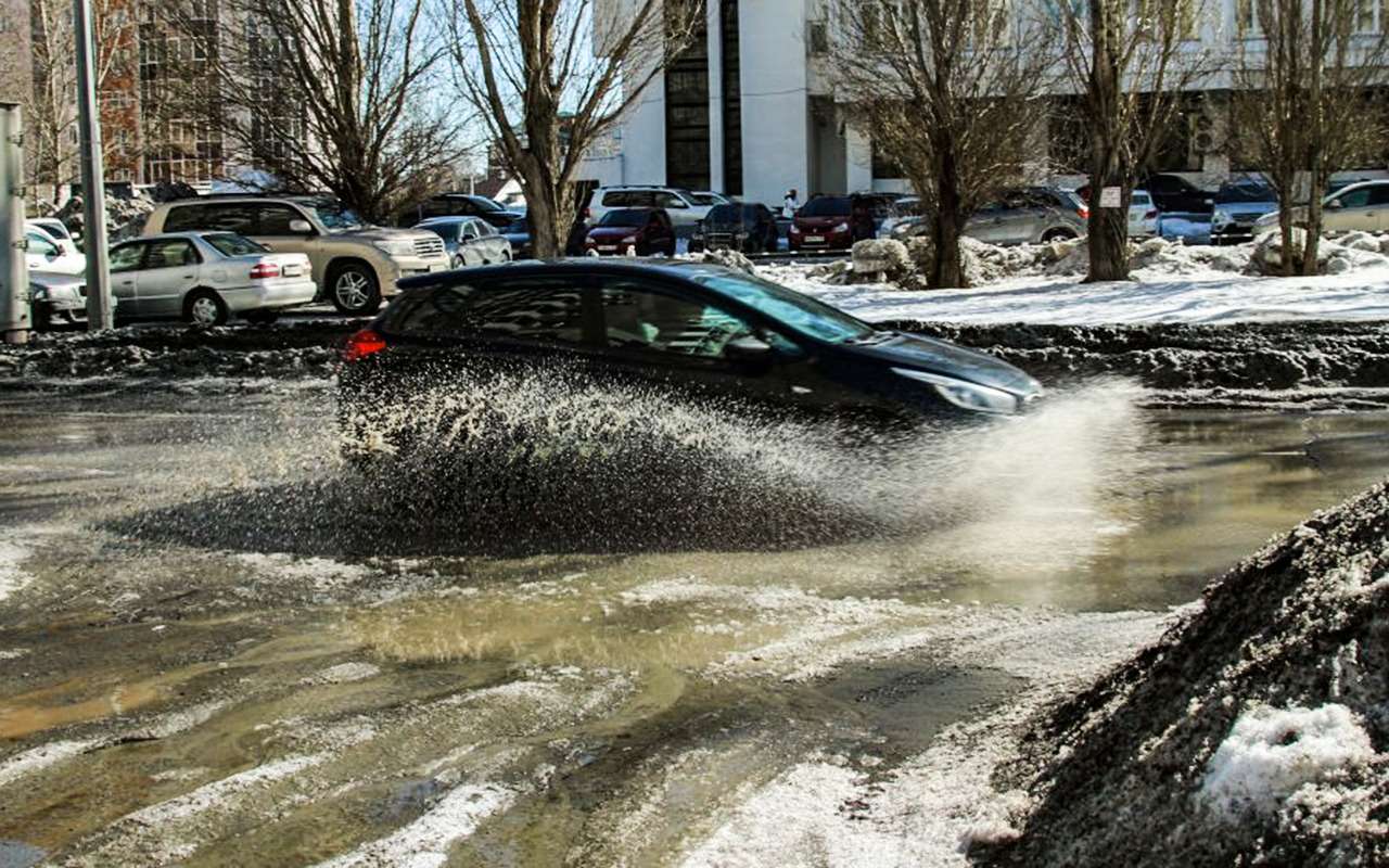 Особенно легковым автомобилям не стоит проезжать глубокие лужи на большой скорости. Вода может попасть в низкорасположенный воздухозаборник, и двигатель получит гидроудар.