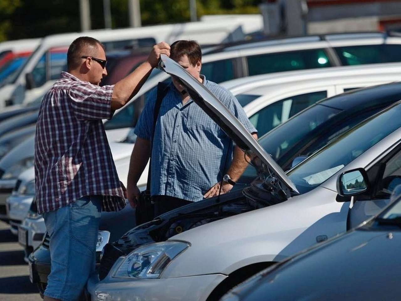 Молодой с хитрыми глазами: каким представляют себе перекупа автолюбители