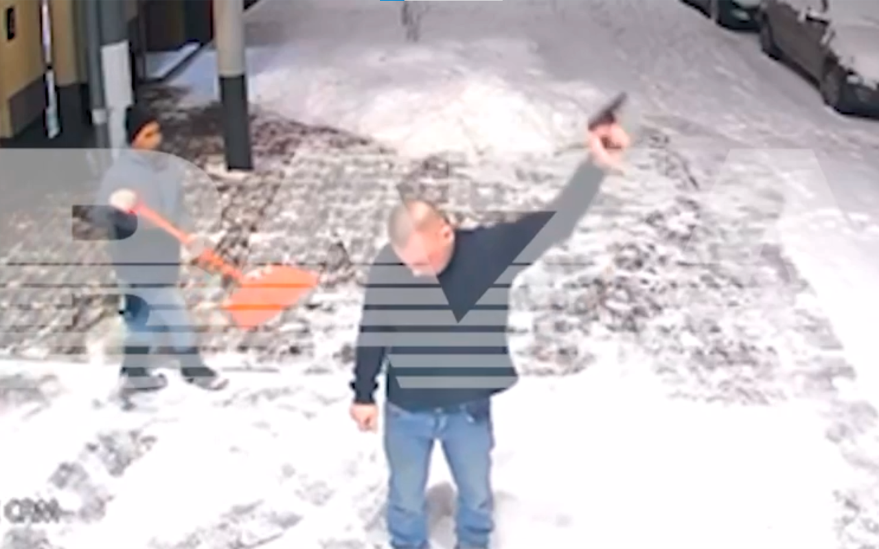 Уборка важнее: дворника не смутила стрельба в шаге от него