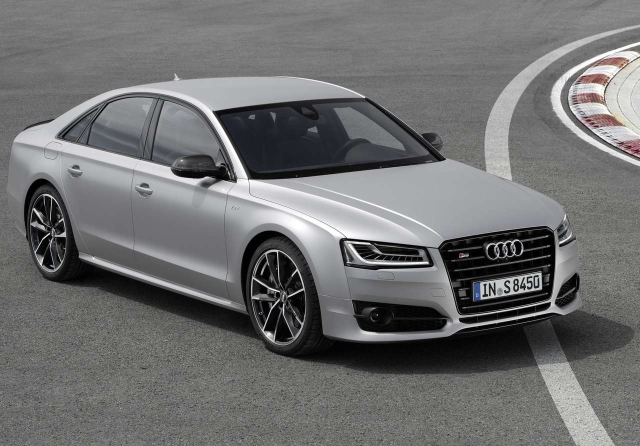 Audi объявила цену самого мощного седана — S8 plus