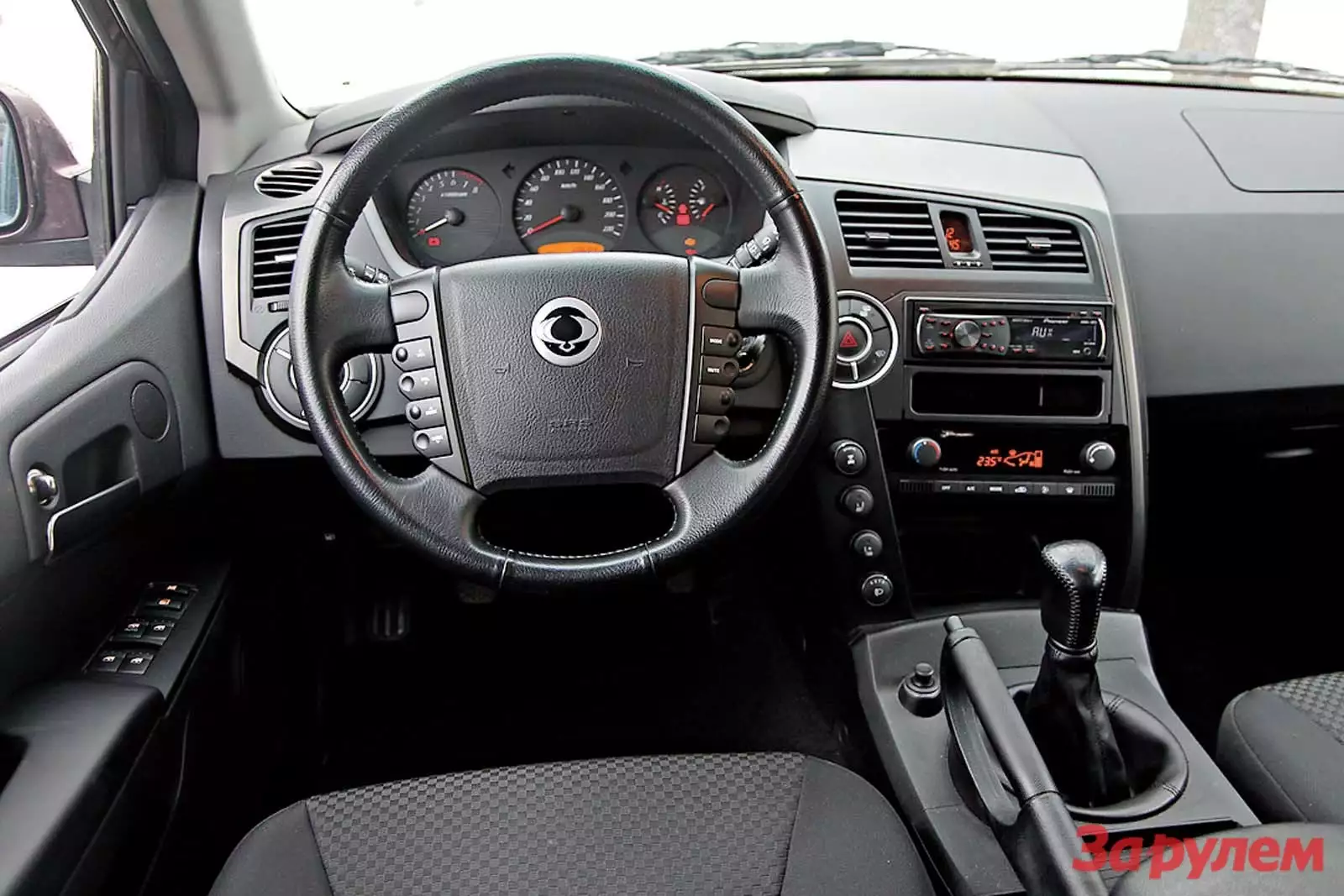 Саньенг кайрон дизель где находится. SSANGYONG Kyron 2010 салон. ССАНГЙОНГ Кайрон 2008 салон. SSANGYONG Kyron 2012 Interior. Саньенг Кайрон 2011 салон.