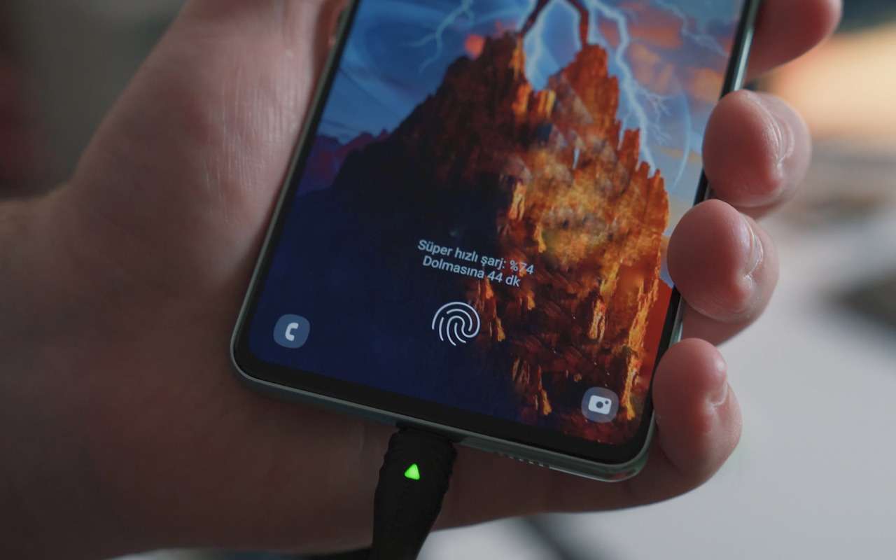 В машине могут легко украсть данные с вашего смартфона. При одном условии