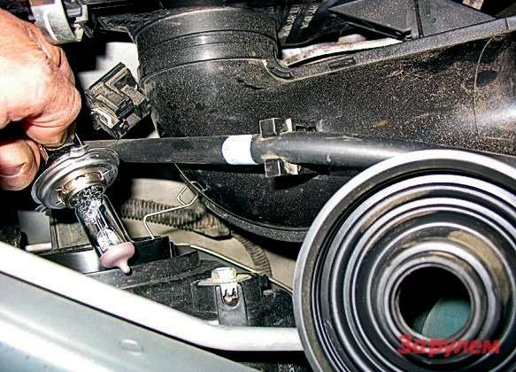 замена лампы л200. лампочка ближнего света лансер 9. митсубиси кольт 1. замена лампы л200. лампа ближний свет галант 2.