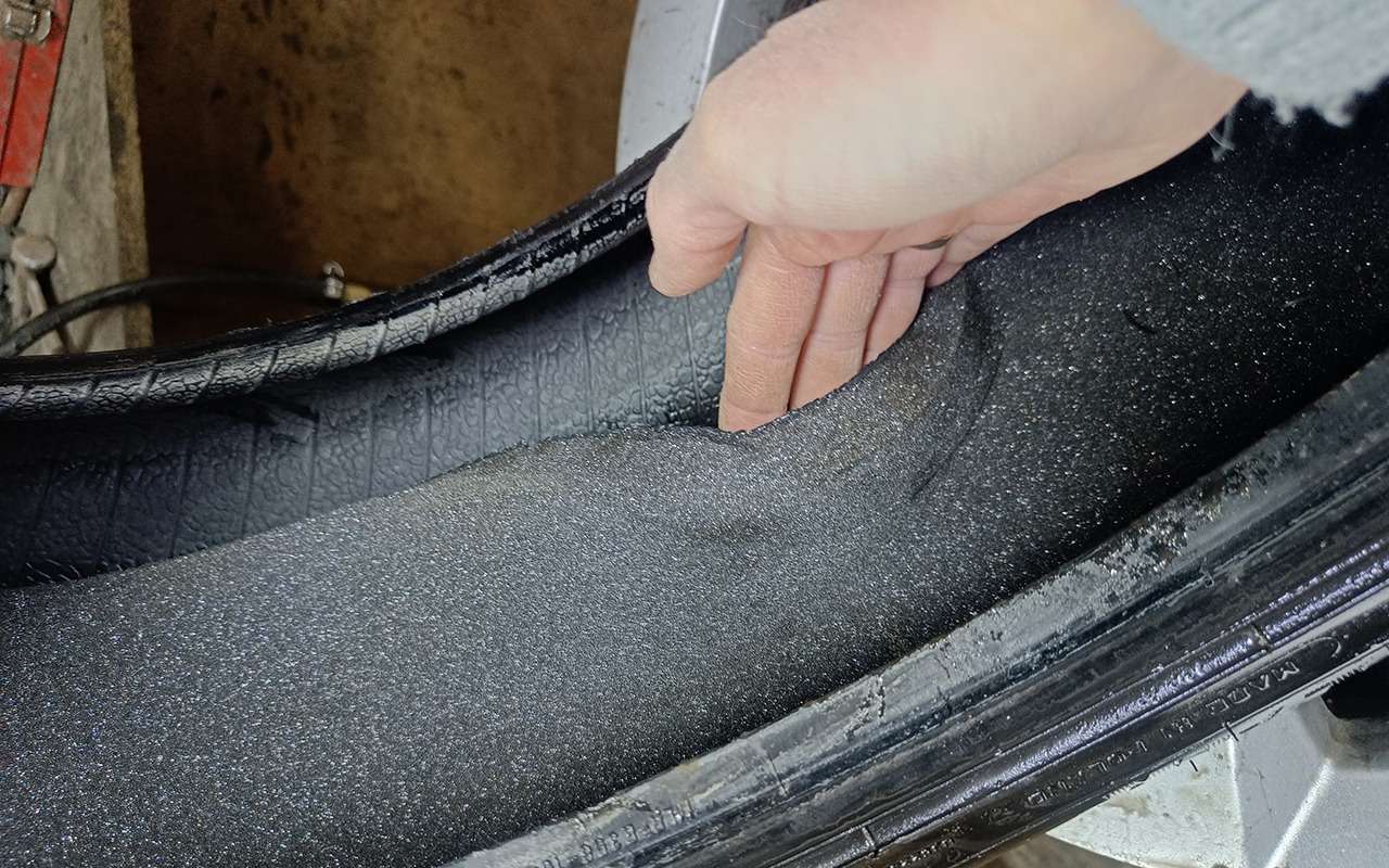 Вот так выглядит заводская шумоизоляция шин Goodyear. В случае прокола слой шумоизоляции можно аккуратно отклеить и произвести ремонт.