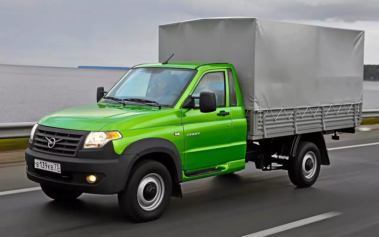 Бампер, решетка радиатора и накладки арок изготовлены из некрашеного пластика. В случае необходимости эти элементы заменяются по отдельности. Фары у Профи обыкновенные, с лампой Н4 и без светодиодов – потому что дешевле.