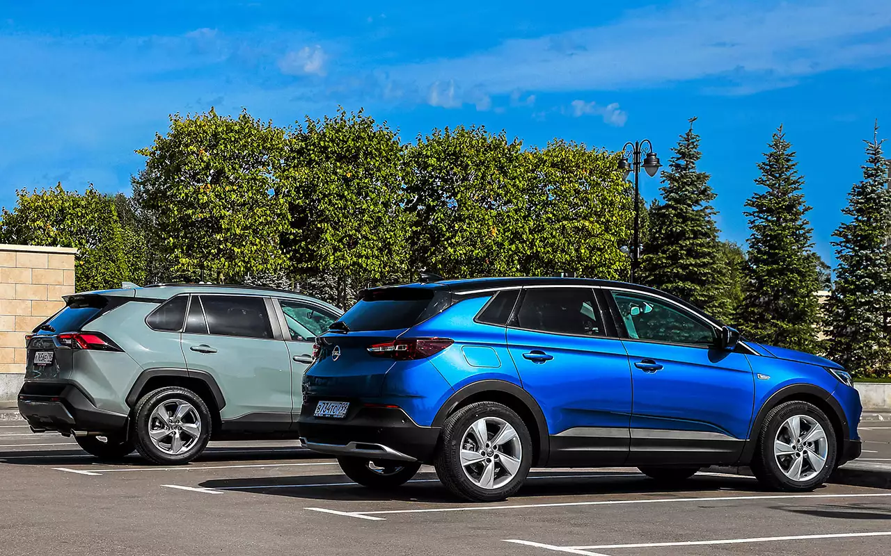 Toyota RAV4 и Opel Grandland X: оценки экспертов