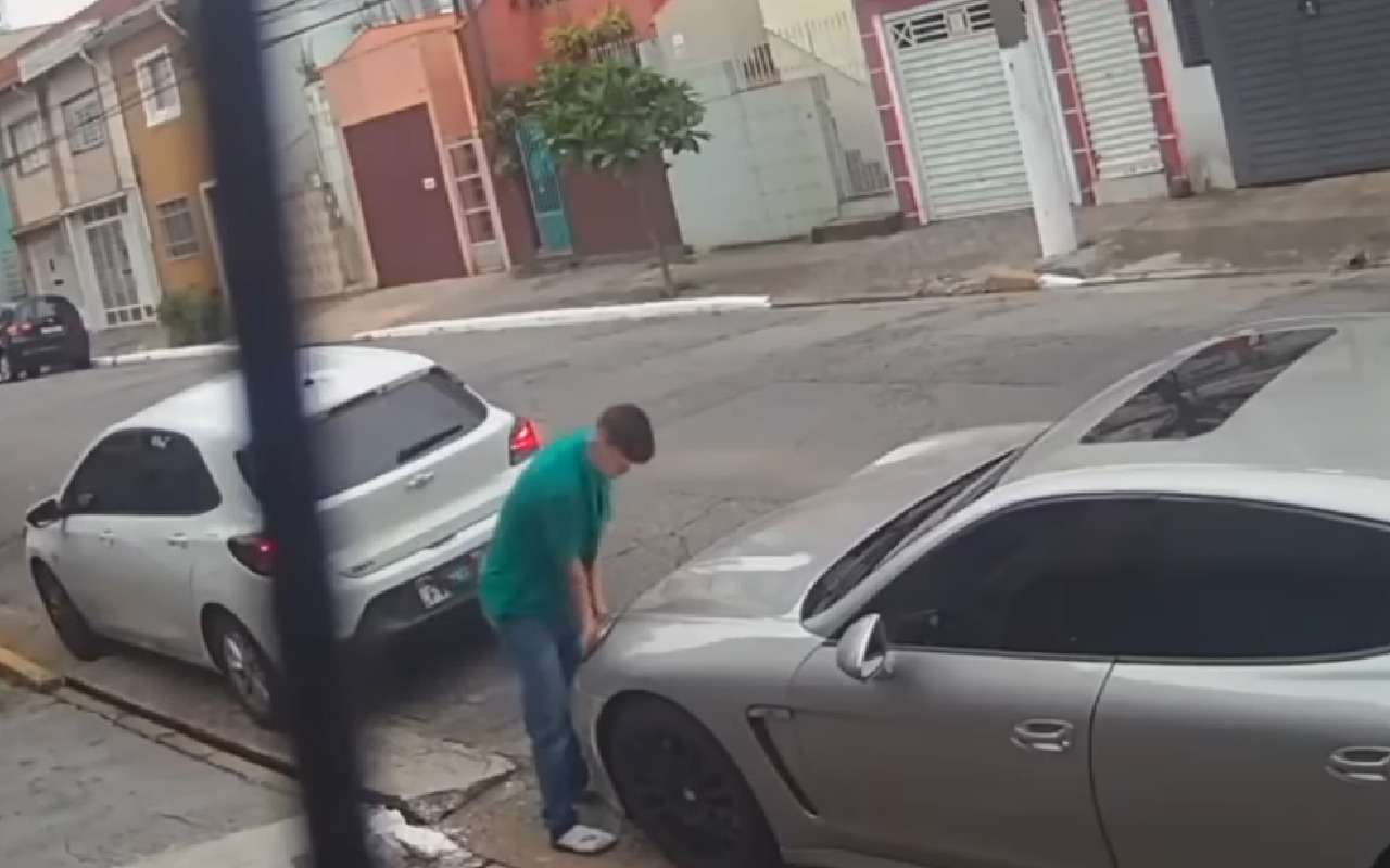 Почти стоимость новой Lada Granta — столько выплатили владельцу Porsche Cayenne за кражу фар