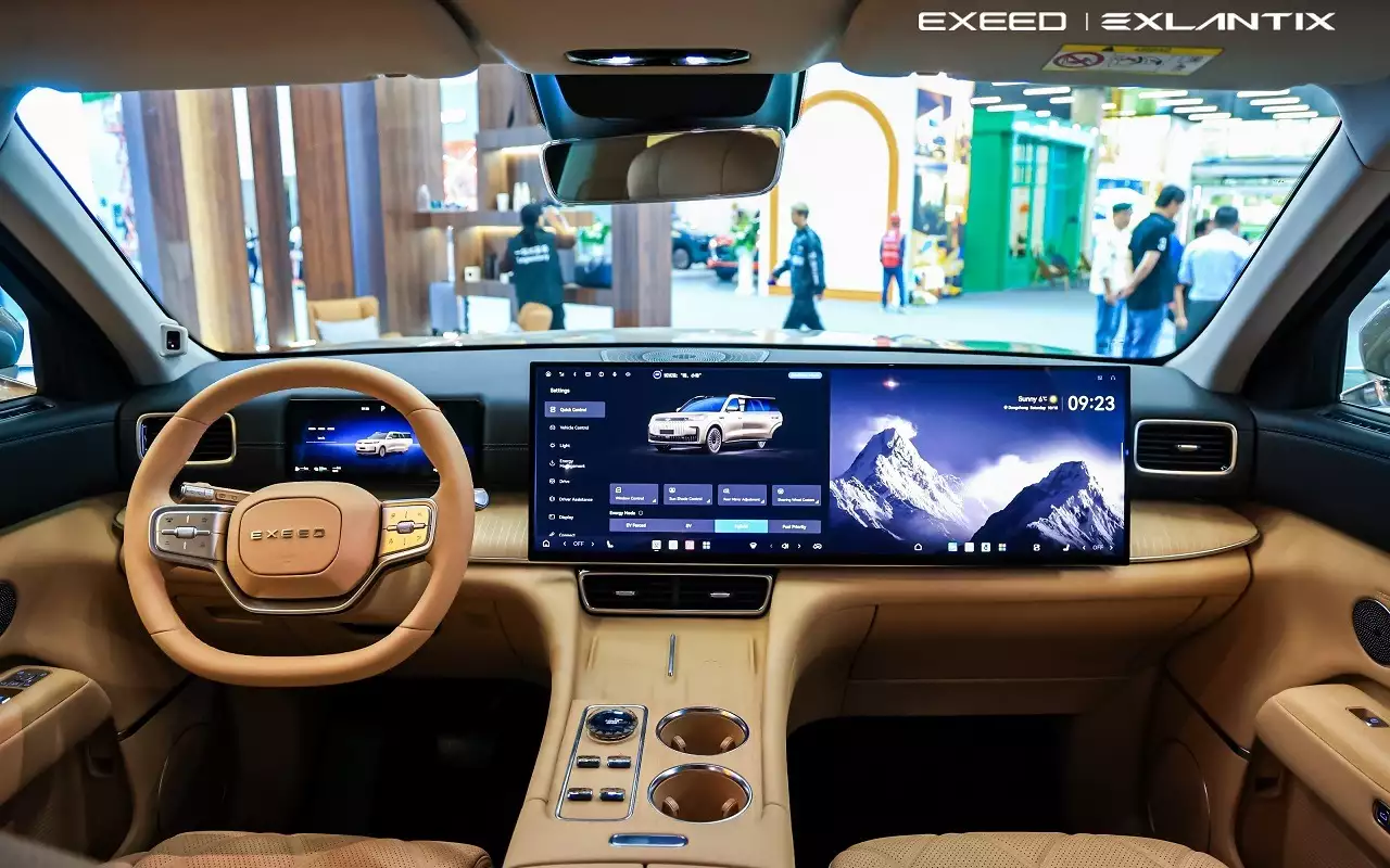 Интерьер Exlantix ET8