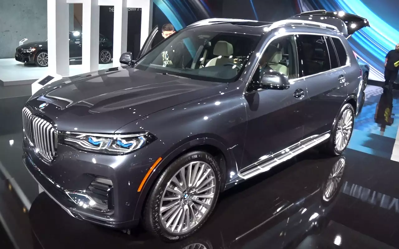 X5 теперь не катит: BMW представила полноразмерный X7
