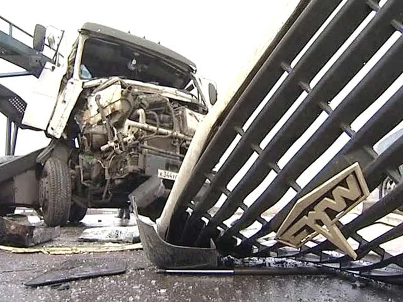 Среди разбившихся машин были и тяжеловозы. Фото vesti.ru