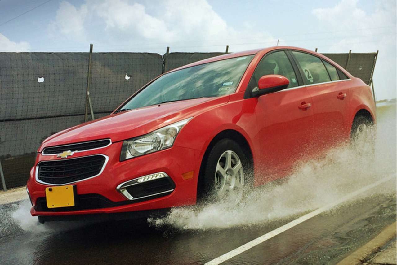 Пять советов, как управлять автомобилем на мокрой дороге