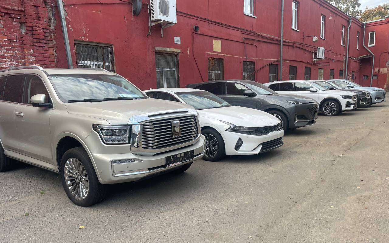 В октябре на рынок РФ ввезли в два раза больше новых легковых авто, чем месяцем ранее