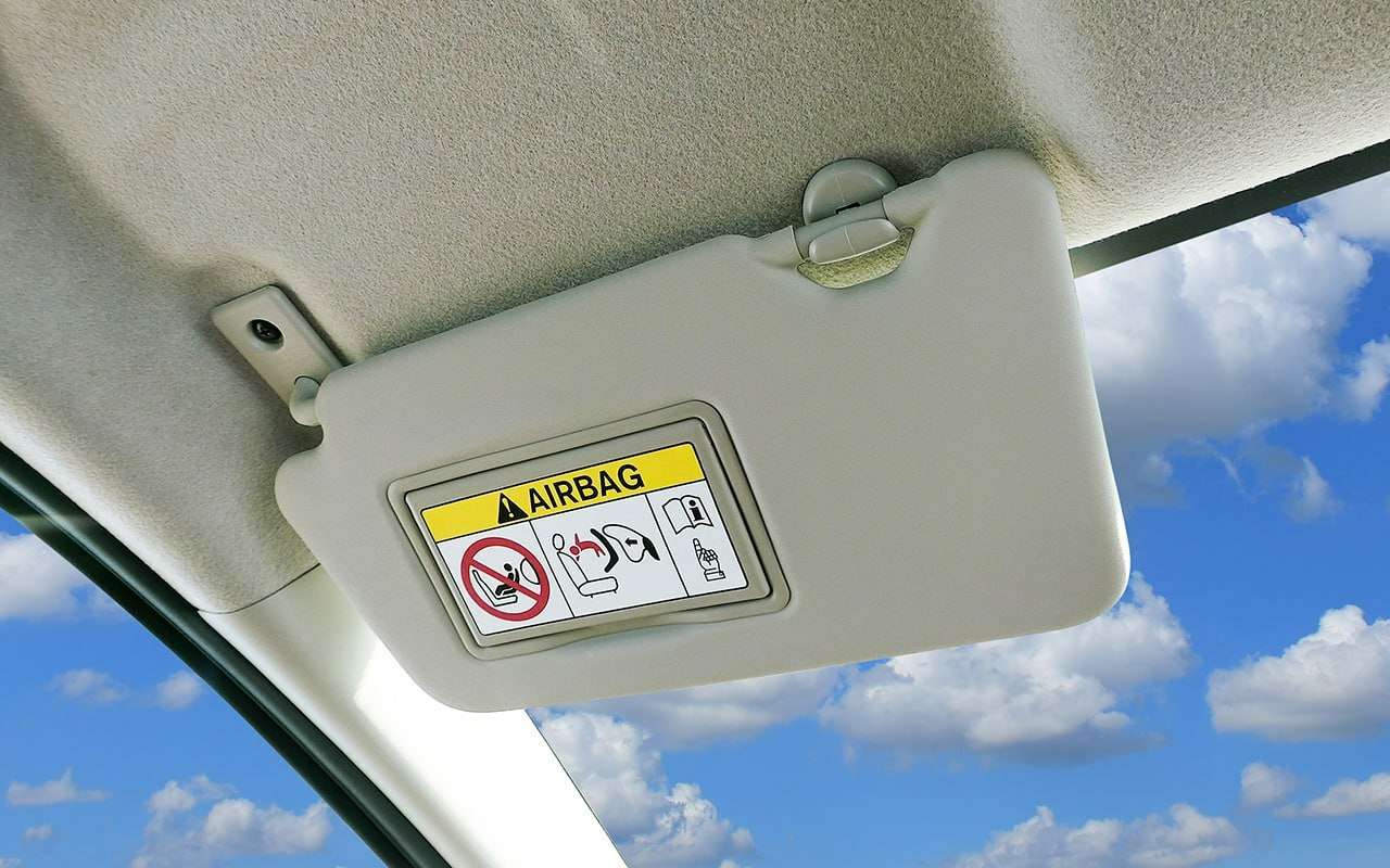 Три функции солнцезащитного козырька, о которых многие забывают