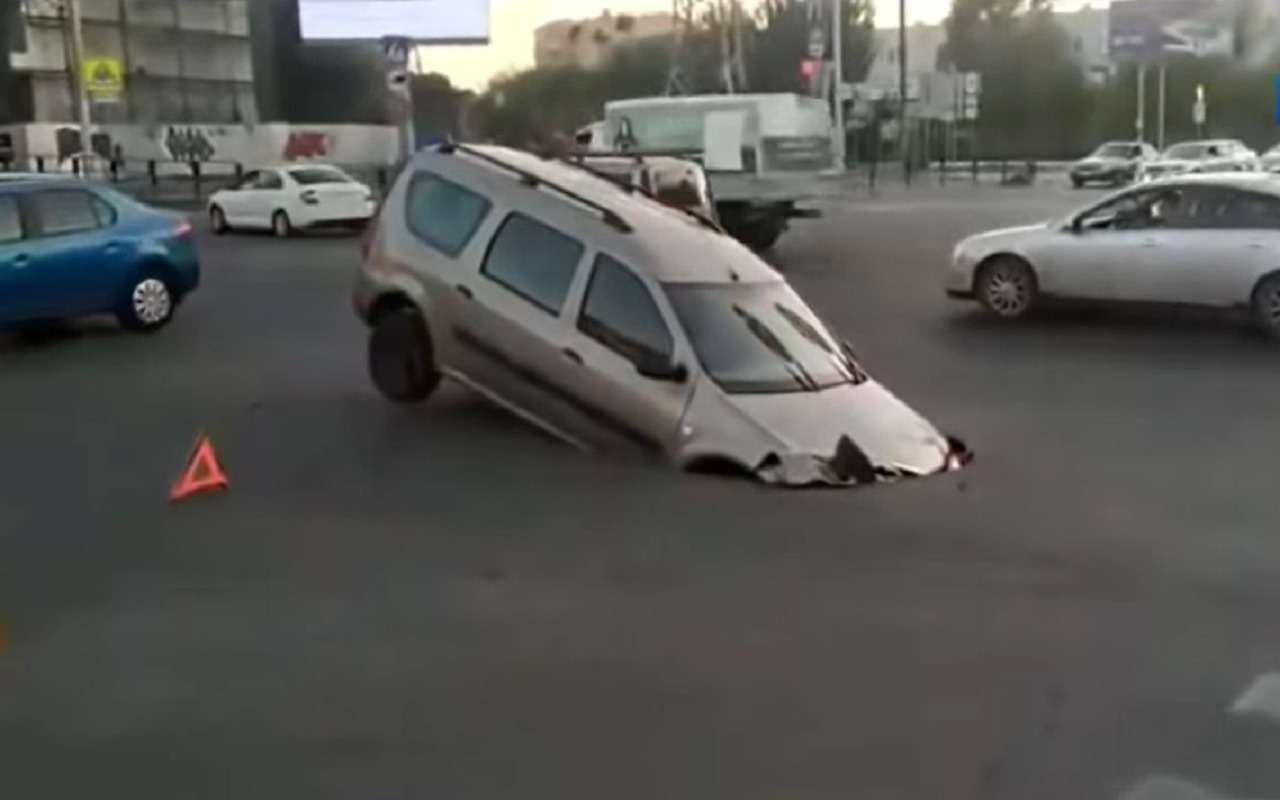 В Астрахани универсал Lada Largus ушел под асфальт