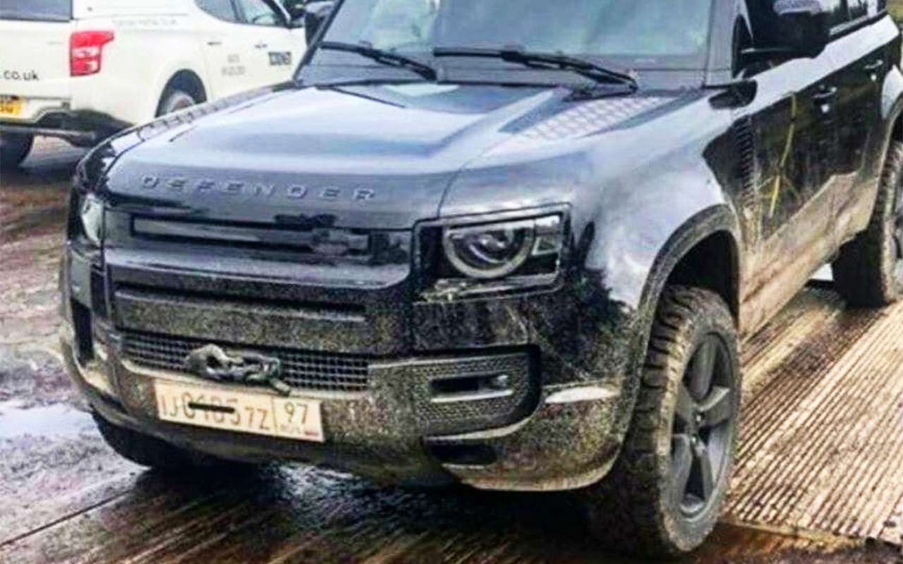 Предпремьерный показ: новый Land Rover Defender с московскими номерами в «Бондиаде»