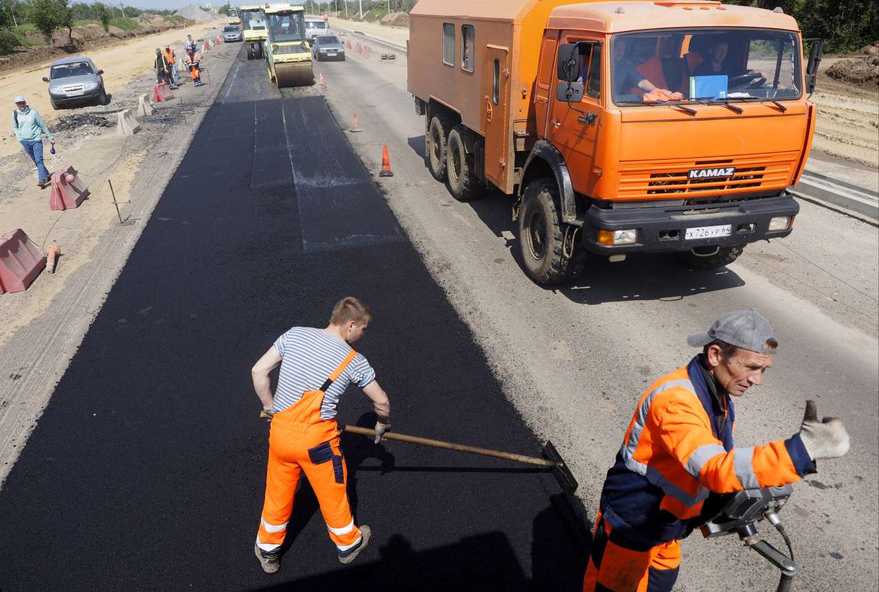 В Карелии за взятки арестовали главного дорожника и его зама
