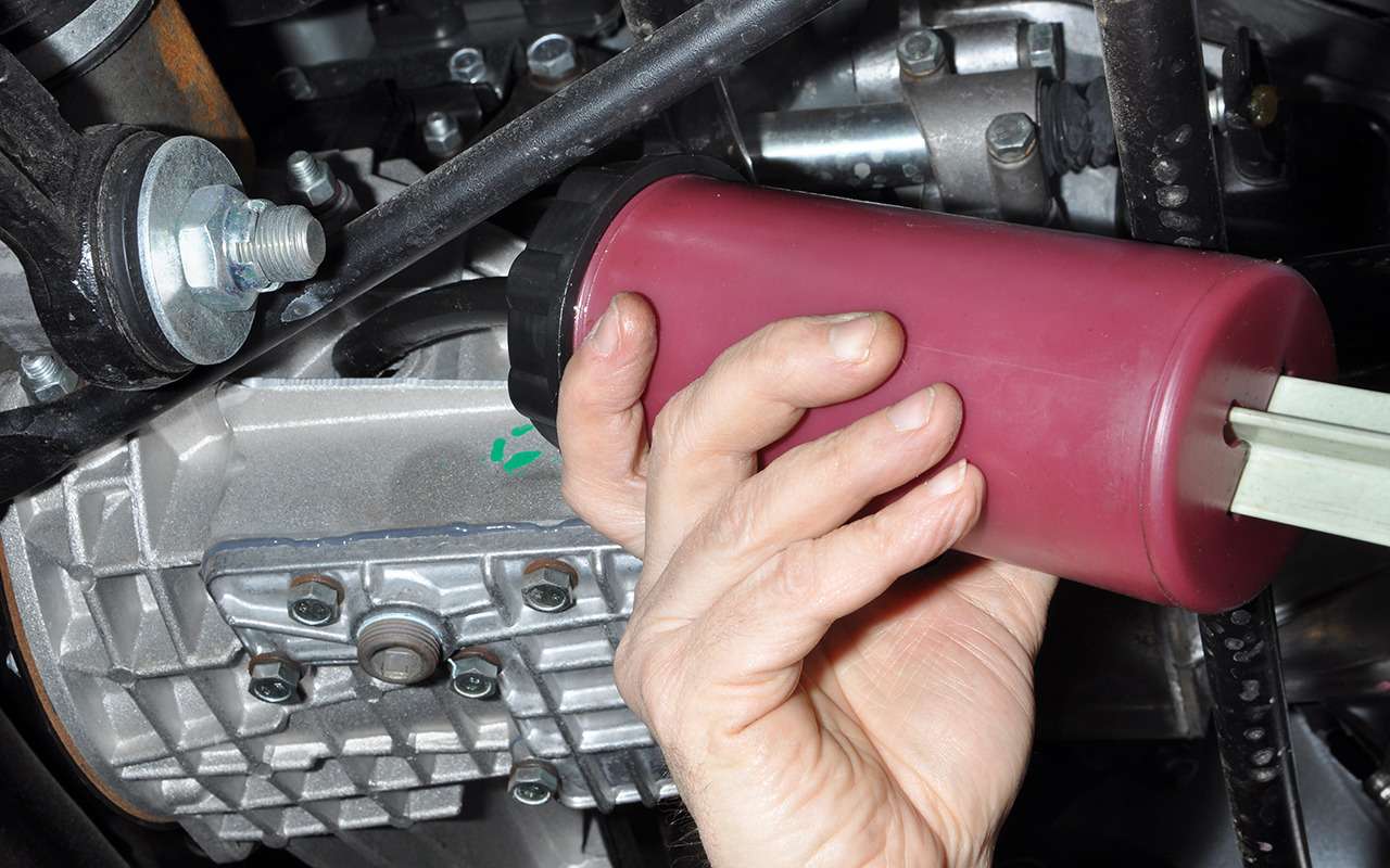 Масло в редукторе переднего моста Нивы следует заменить после обкатки. И далее не реже, чем раз в 30 000 км.