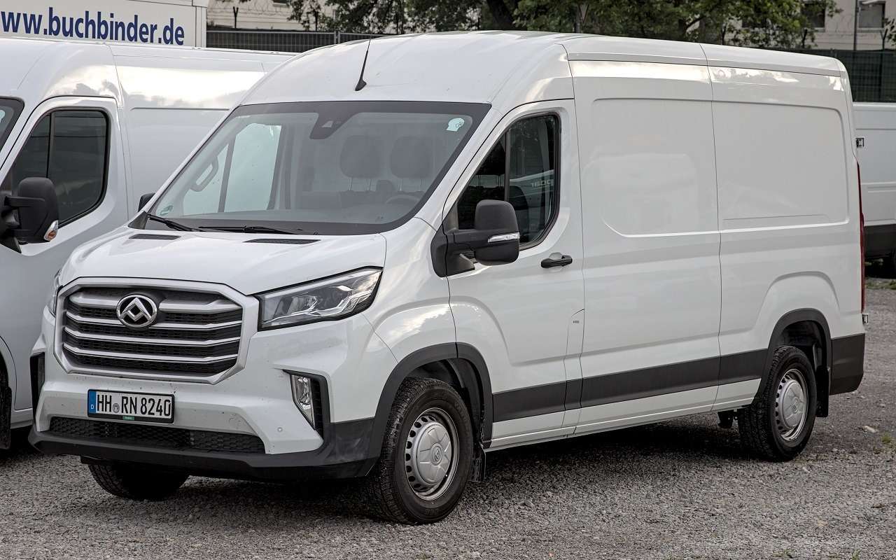 V90 имеет размеры 5940 x 2062 x 2555 мм и объем грузового отсека 12 куб.м. В конкурентах – Renault Master, VW Crafter, Citroen Jumper и Ford Transit. Ориентир цены – 4,93-4,99 млн рублей