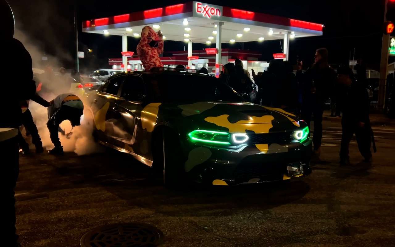 Хулиганы-стритрейсеры насмехаются над полицией