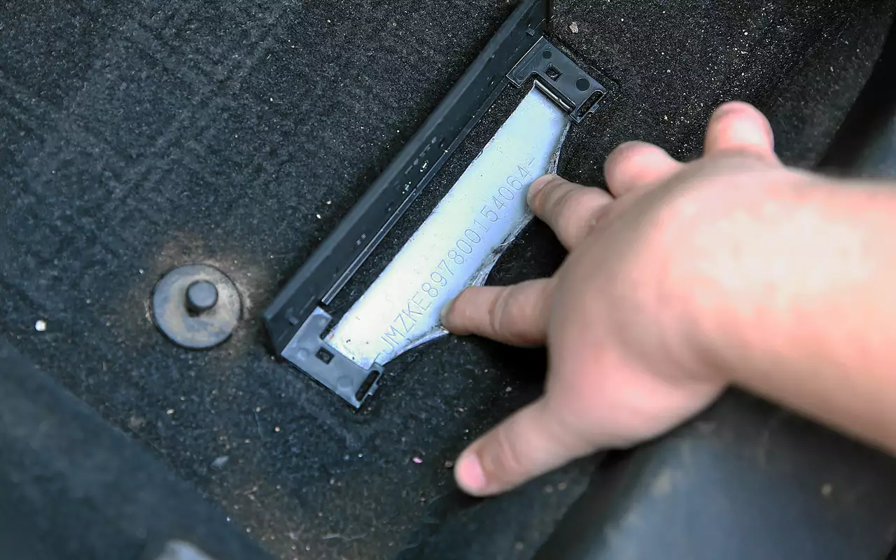 Семнадцатизначный код скрывается под ковриком водителя.