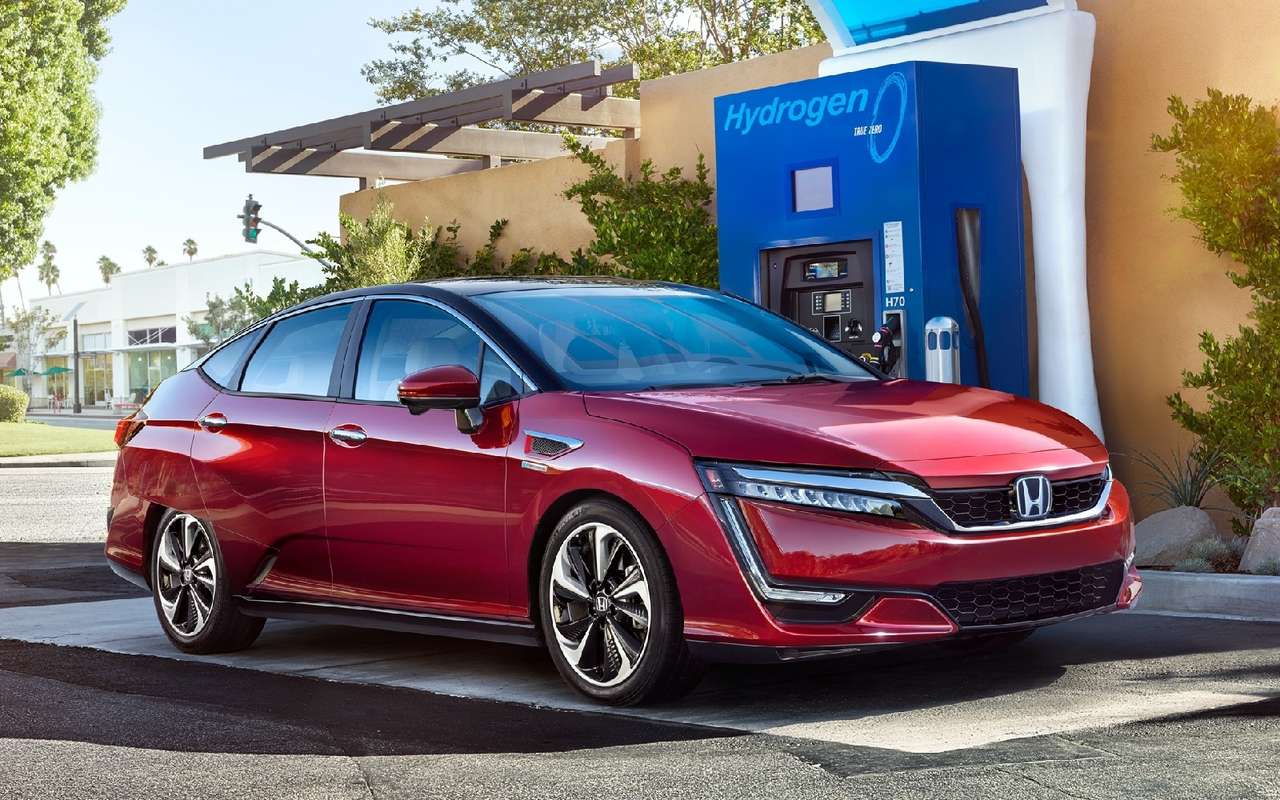 Honda Clarity Fuel Cell может проехать на одной заправке более 700 км и выбрасывает в атмосферу исключительно воду.