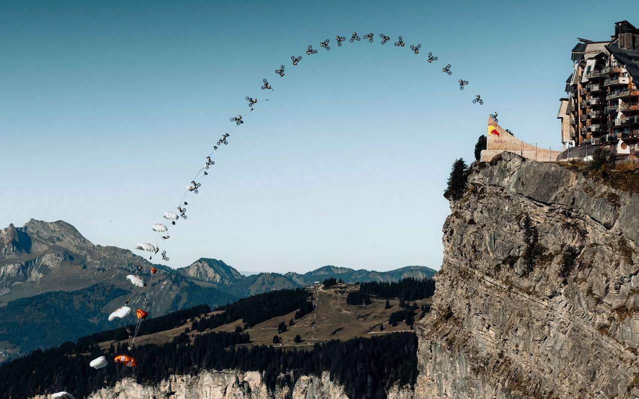 С обрыва на мотоцикле — невероятное видео