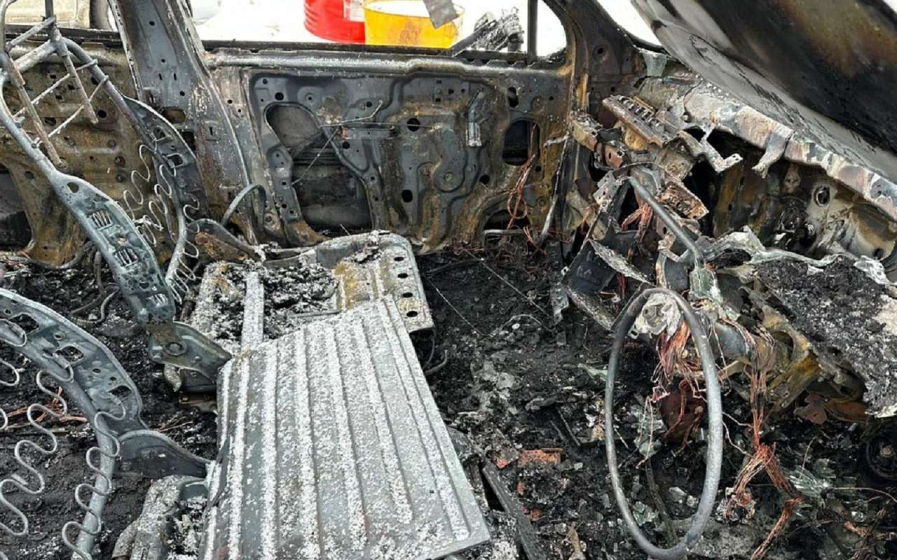 От поджога автомобиль выгорел полностью